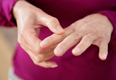 Sormede liigeste artriit artroos Hurt crunch ja klopsa uhise ravi